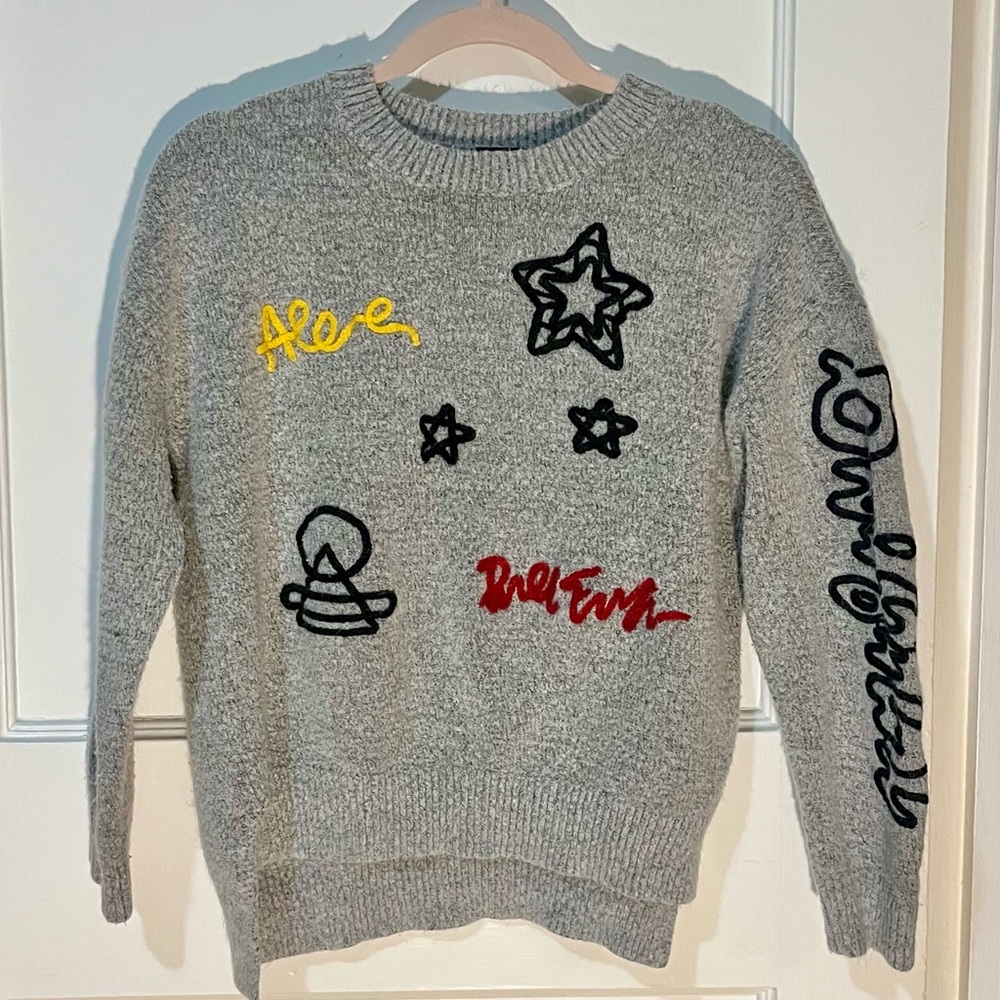 Romeo & Juliet Couture Gray Sweater with Graphic Accents